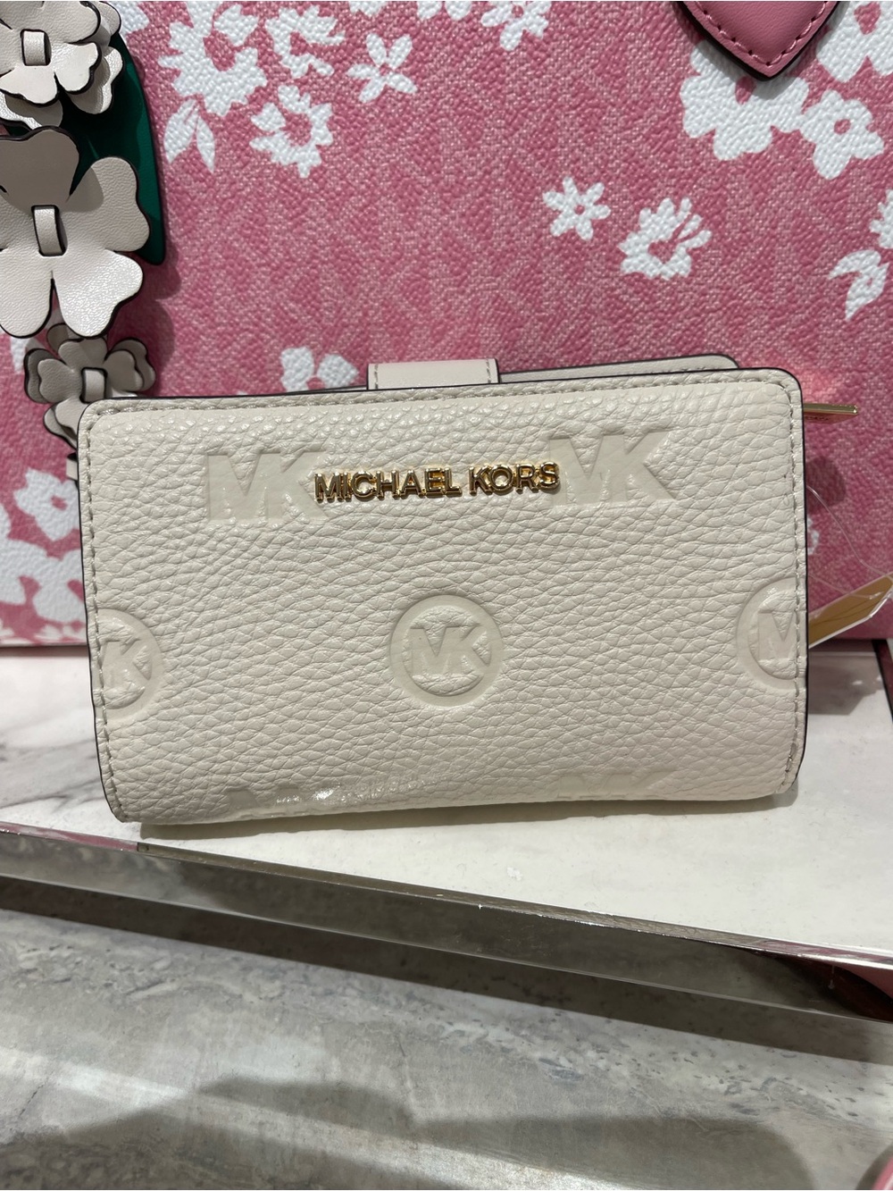 Michael Kors Jet Set Travel Medium Logo Debossed Billfold Wallet
Light Cream
NWT - Picture 16 of 16